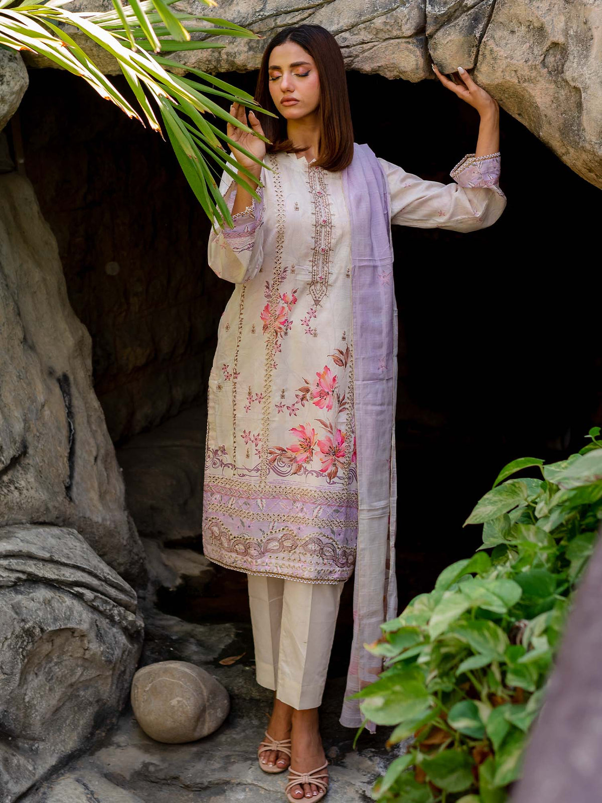 White and Purple Embroidered Lawn Pret 3 piece suit set 16