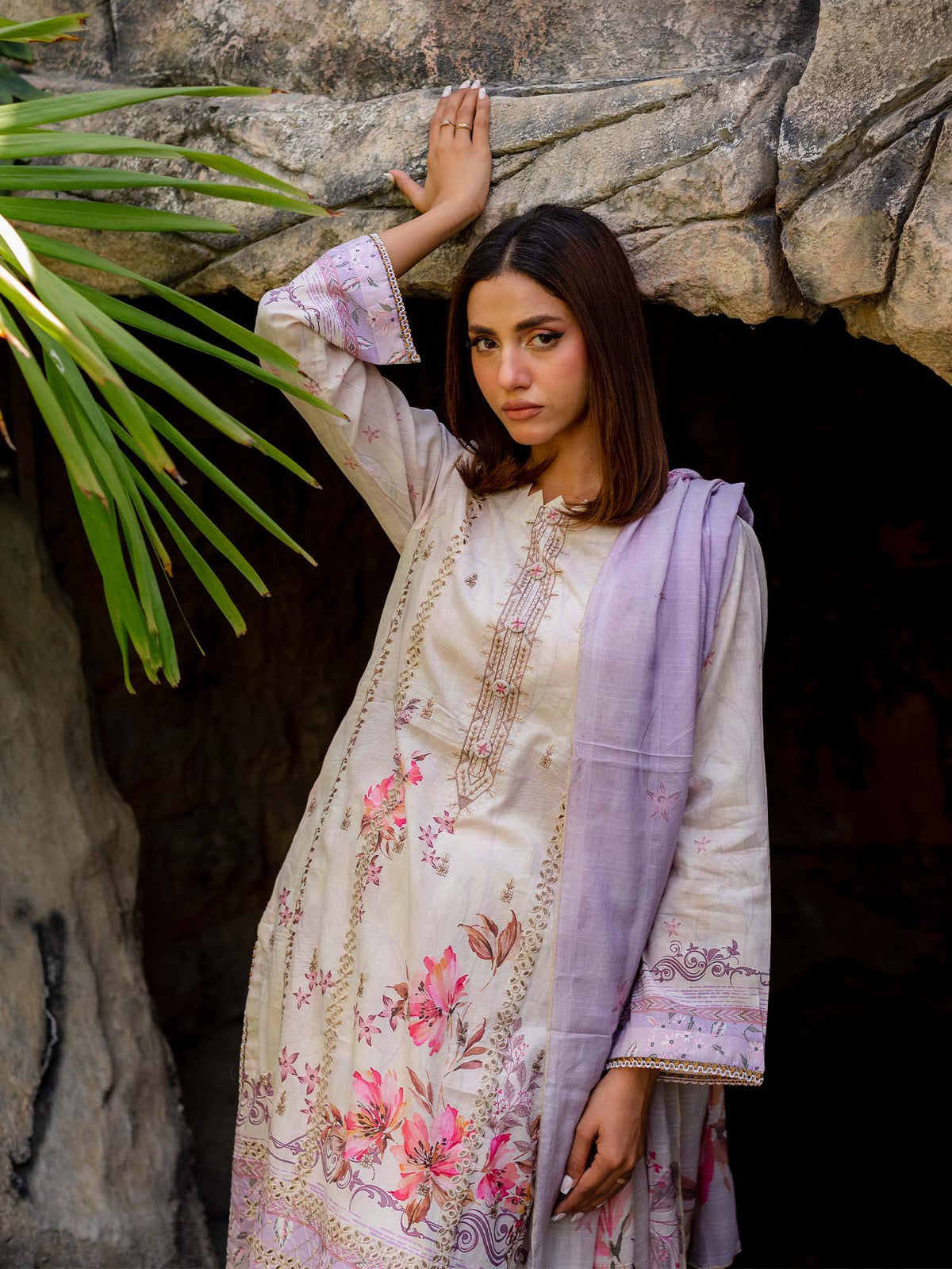 White and Purple Embroidered Lawn Pret 3 piece suit set 16
