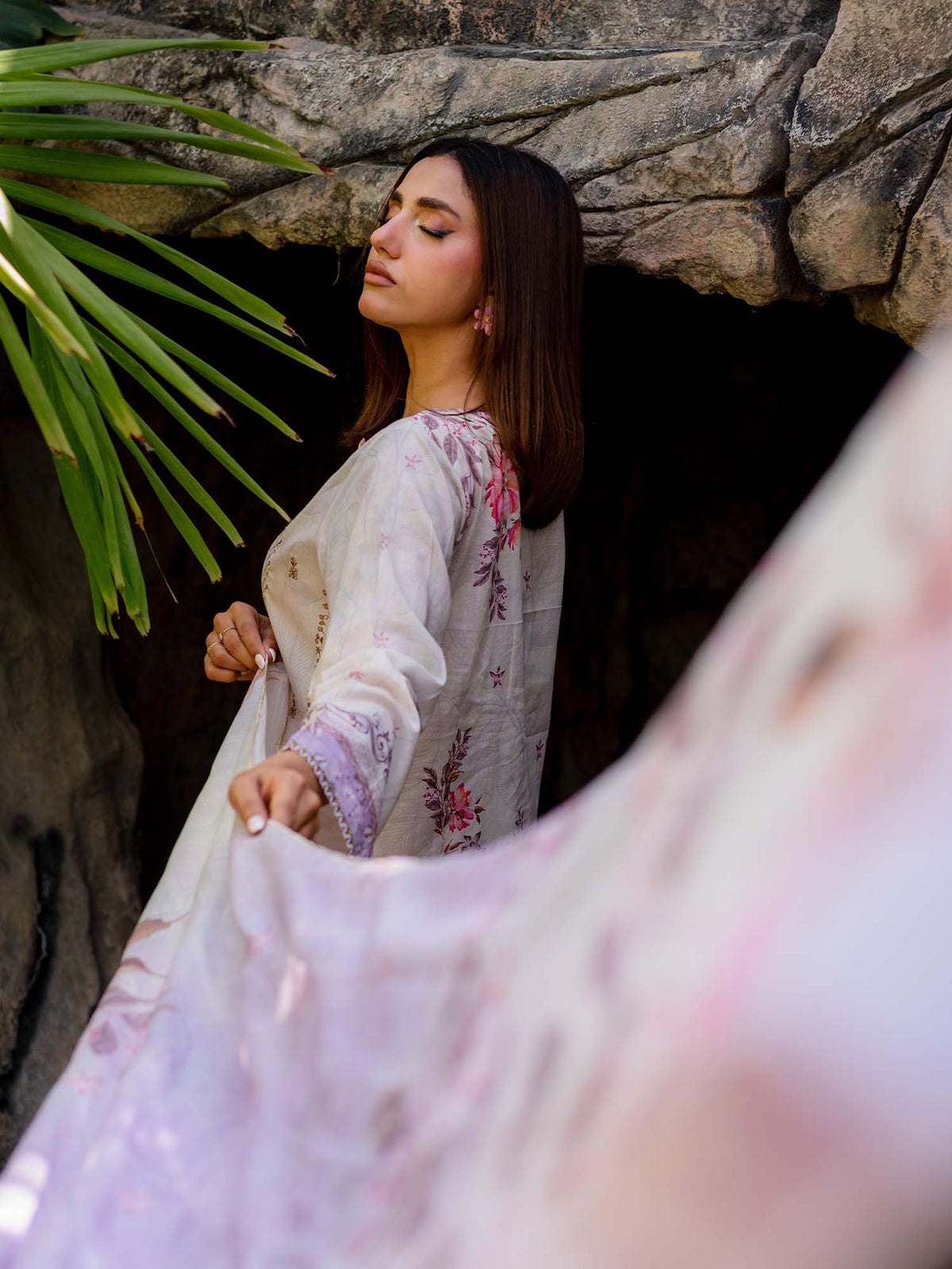 White and Purple Embroidered Lawn Pret 3 piece suit set 16