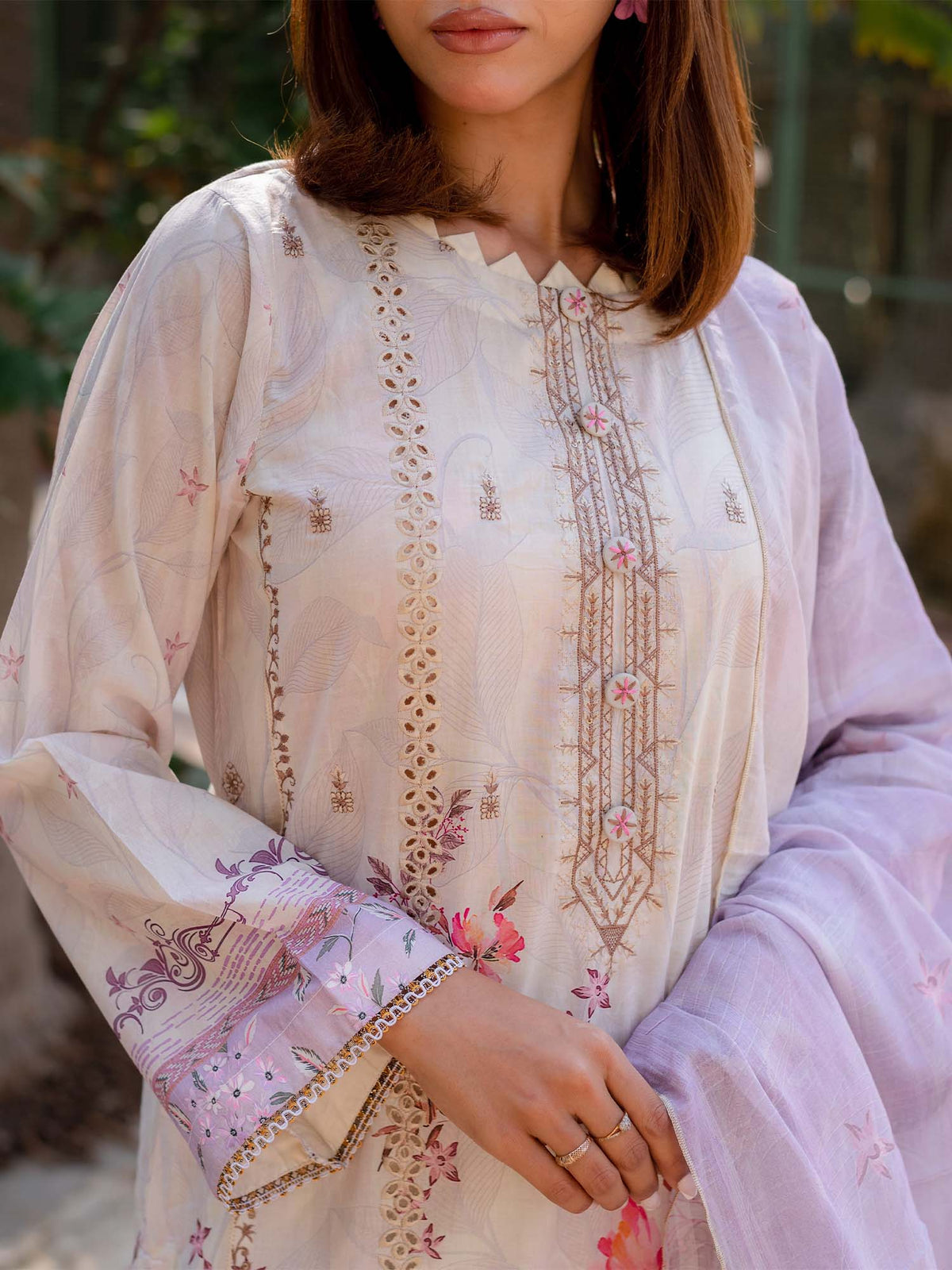 White and Purple Embroidered Lawn Pret 3 piece suit set 16