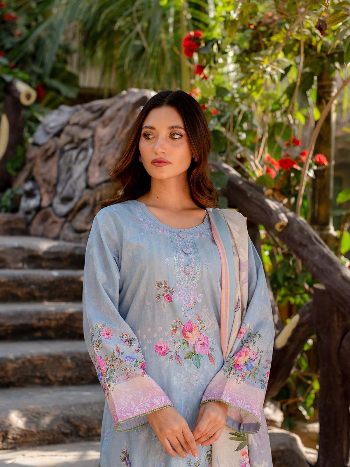 Blue Embroidered Lawn Pret 3 piece suit set 03