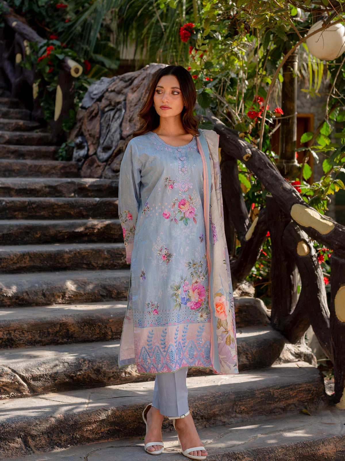 Blue Embroidered Lawn Pret 3 piece suit set 03