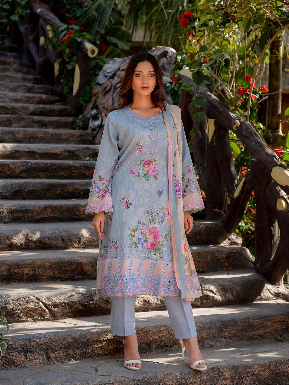 Blue Embroidered Lawn Pret 3 piece suit set 03