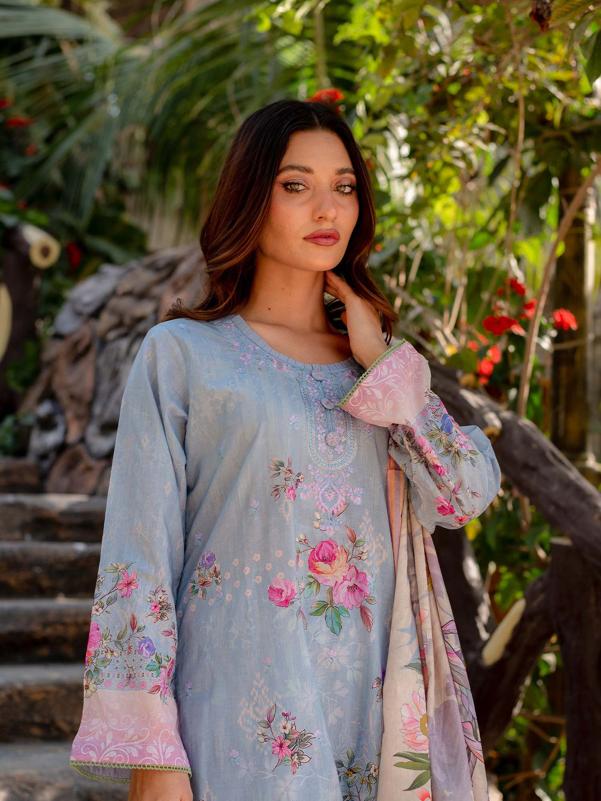Blue Embroidered Lawn Pret 3 piece suit set 03