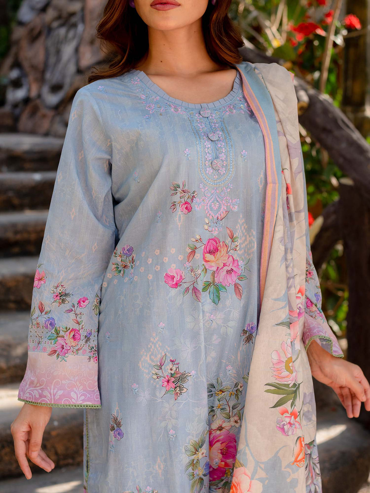 Blue Embroidered Lawn Pret 3 piece suit set 03