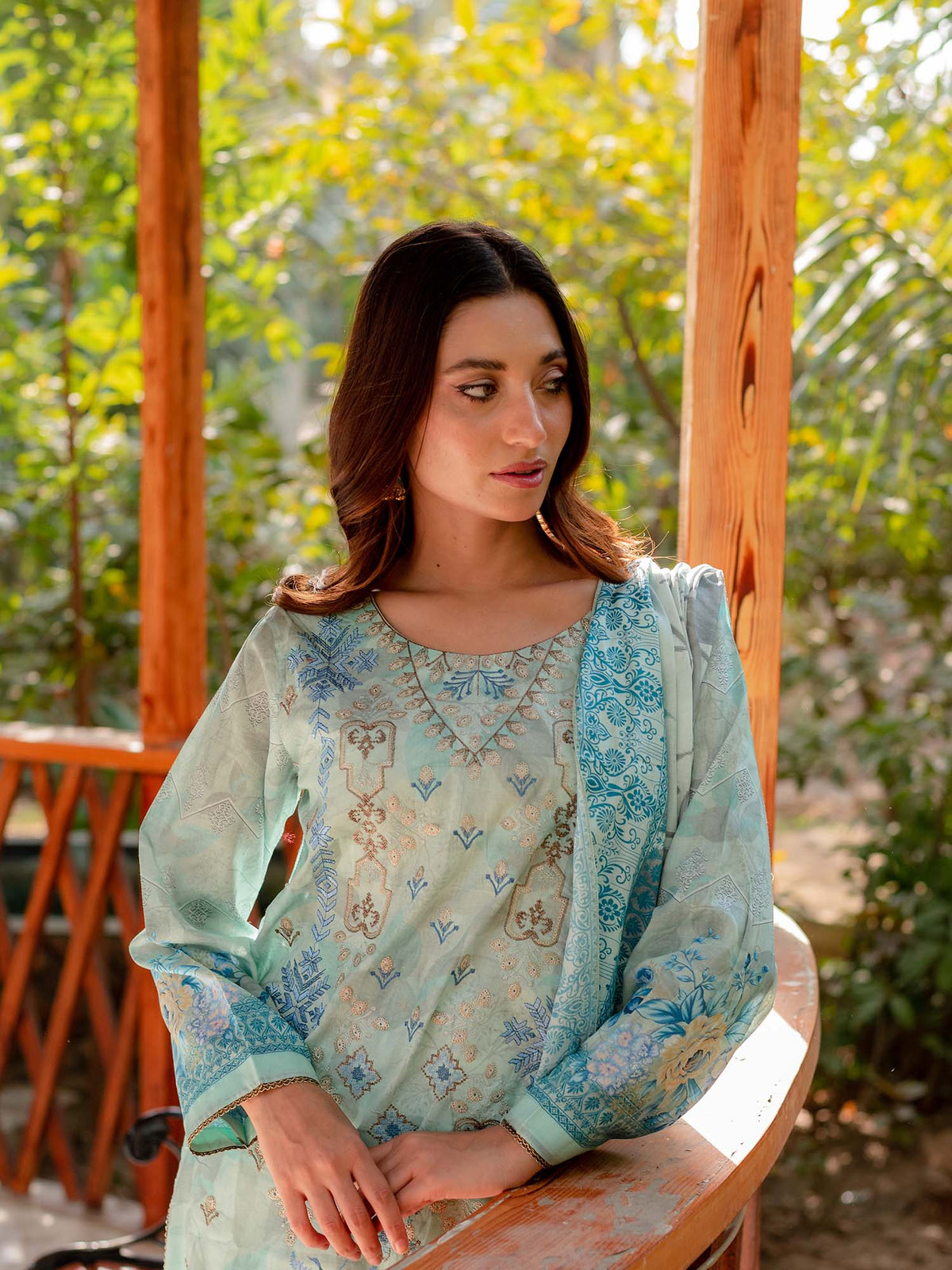 Green and Blue Embroidered Lawn Pret 3 piece suit set 02