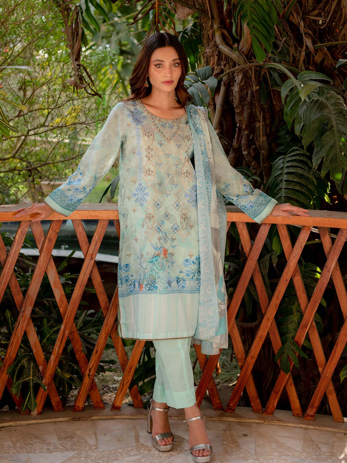 Green and Blue Embroidered Lawn Pret 3 piece suit set 02